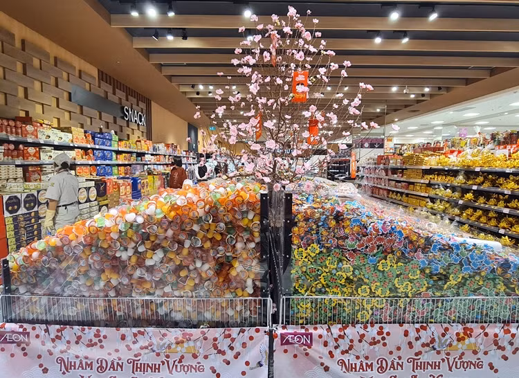 Tại một siêu thị khác trên địa bàn quận Hà Đông, TP Hà Nội, các loại kẹo cân cũng được bày bán phong phú dịp Tết Nguyên đán Nhâm Dần 2022.