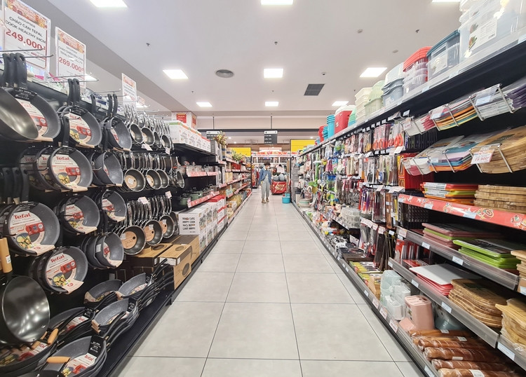 Tại gian hàng gia dụng, nhiều sản phẩm áp dụng chương trình giảm giá cho khách hàng.