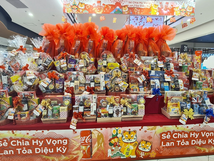 Giỏ quà là một mặt hàng “hot” trong dịp Tết với thiết kế đẹp mắt, có nhiều mẫu mã để lựa chọn.