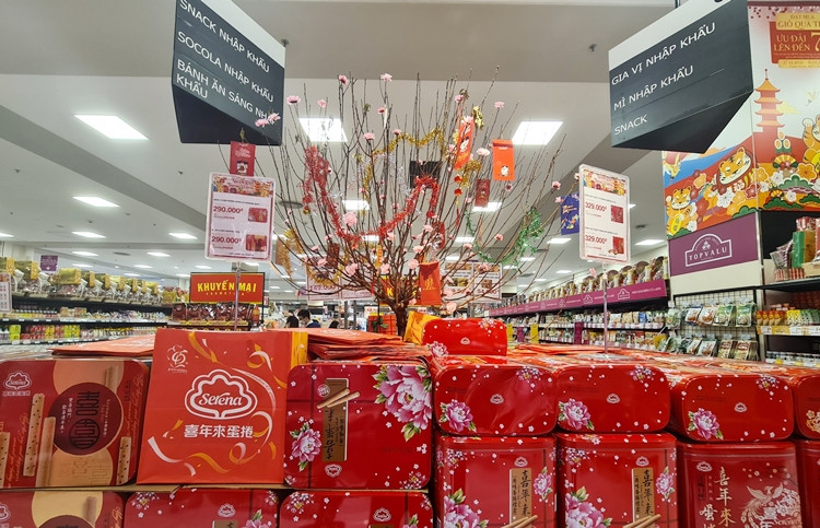 Bánh kẹo ngoại xuất hiện nhiều mẫu mã mới, bắt mắt được trưng bày ở ví trị đẹp để khách hàng dễ quan sát và lựa chọn.