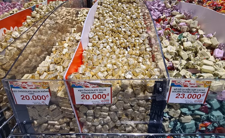 Theo ghi nhận của phóng viên, các loại kẹo cân sô cô la được bán với giá từ 20.000 - 23.000 đồng/100g với nhiều hương vị khác nhau.