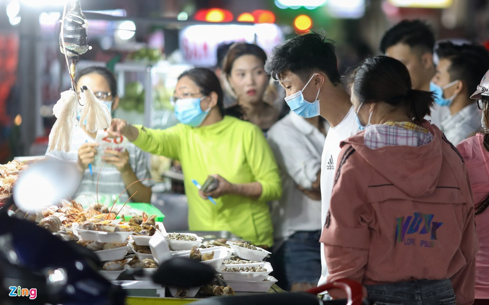 Các gian hàng hải sản như tôm, ghẹ, ốc... thu hút nhiều nhiều thực khách tới lựa chọn vì giá cả phải chăng, không tăng nhiều so với ngày thường.
