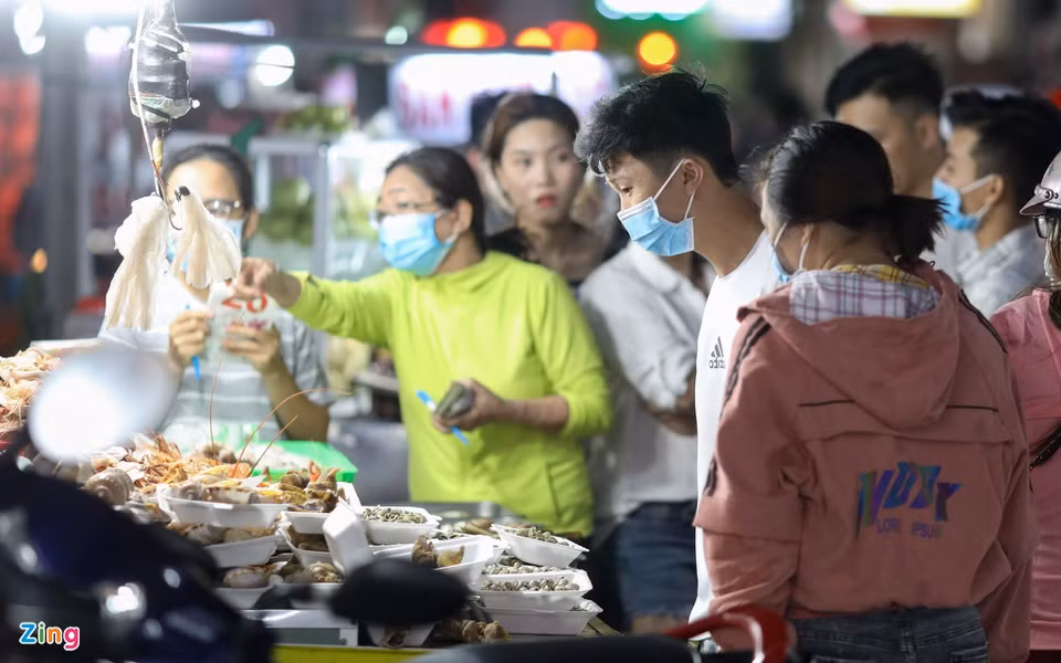 Các gian hàng hải sản như tôm, ghẹ, ốc... thu hút nhiều nhiều thực khách tới lựa chọn vì giá cả phải chăng, không tăng nhiều so với ngày thường.