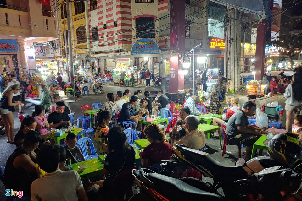 Khu vực đồ ăn vặt như bánh tráng nướng, sữa đậu nành, trứng gà... trên đường Thùy Vân luôn trong tình trạng hết chỗ.