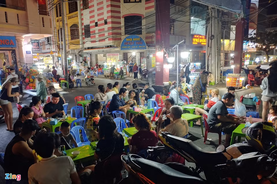 Khu vực đồ ăn vặt như bánh tráng nướng, sữa đậu nành, trứng gà... trên đường Thùy Vân luôn trong tình trạng hết chỗ.