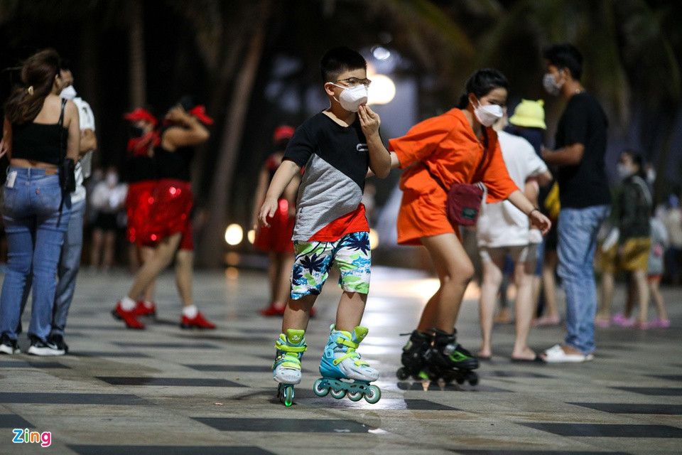 22h, nhiều người đổ về quảng trường bãi sau TP Vũng Tàu vui chơi.