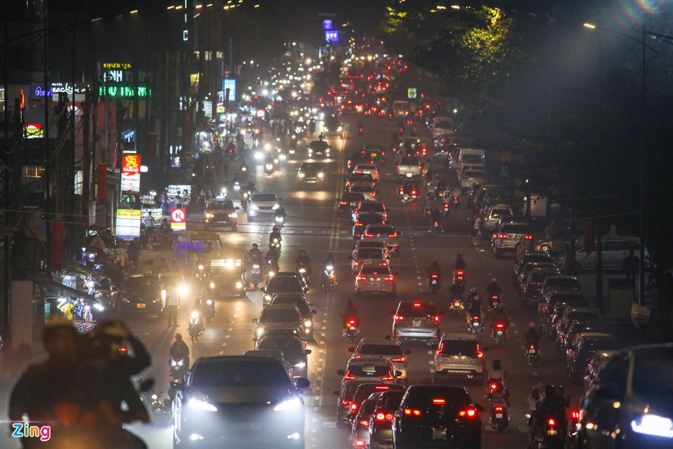 Càng về khuya, đường phố ở TP Vũng Tàu càng nhộn nhịp. Ven đường Thùy Vân, ôtô từ 4 đến 7 chỗ đậu thành hàng dài.