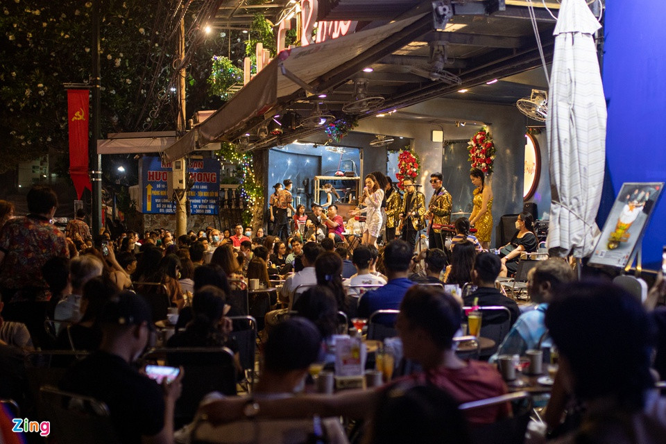 Một nhà hàng nằm trên đường Hạ Long không còn chỗ trống lúc 21h30. Nhân viên phải kê thêm bàn ghế, làm việc liên tục mới kịp phục vụ lượng lớn khách hàng.