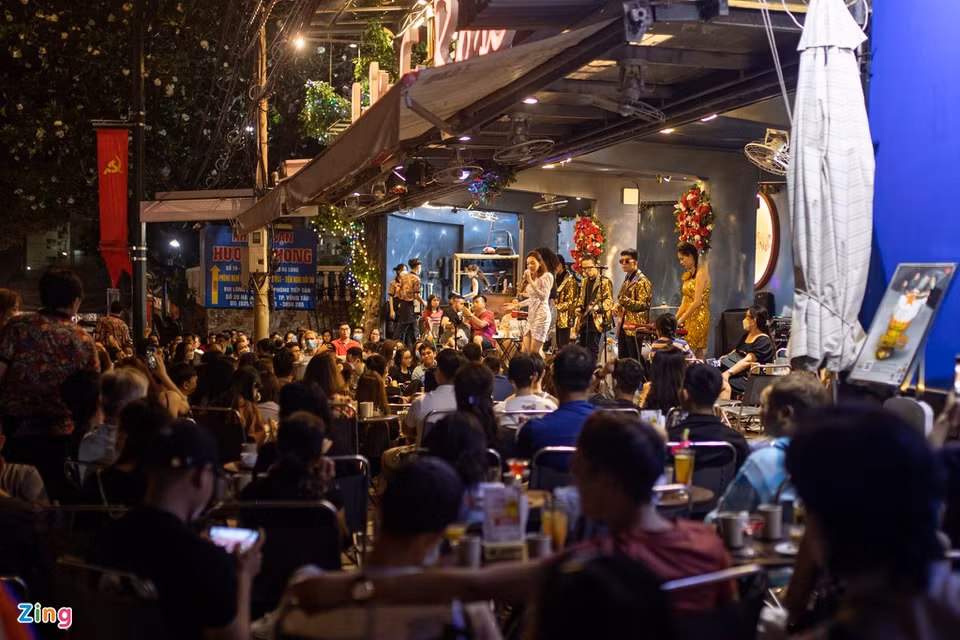 Một nhà hàng nằm trên đường Hạ Long không còn chỗ trống lúc 21h30. Nhân viên phải kê thêm bàn ghế, làm việc liên tục mới kịp phục vụ lượng lớn khách hàng.