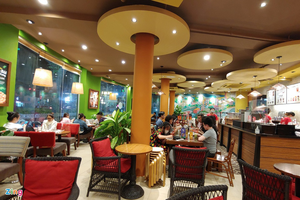 Không chỉ quán nhậu, cà phê cũng là địa điểm được nhiều gia đình và nhóm bạn lựa chọn. Dù sắp đến giờ đóng cửa, một quán cà phê trên đường Lê Hồng Phong (Vũng Tàu) vẫn còn rất đông khách.