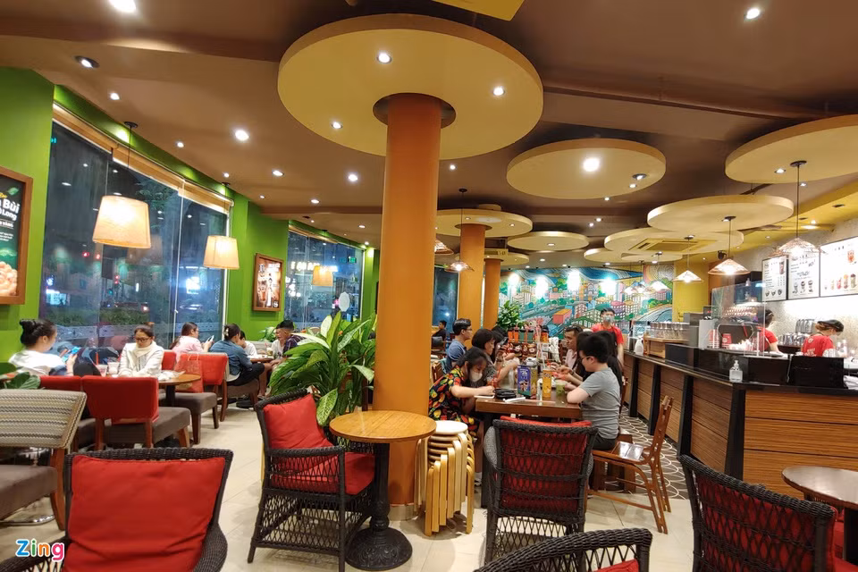 Không chỉ quán nhậu, cà phê cũng là địa điểm được nhiều gia đình và nhóm bạn lựa chọn. Dù sắp đến giờ đóng cửa, một quán cà phê trên đường Lê Hồng Phong (Vũng Tàu) vẫn còn rất đông khách.