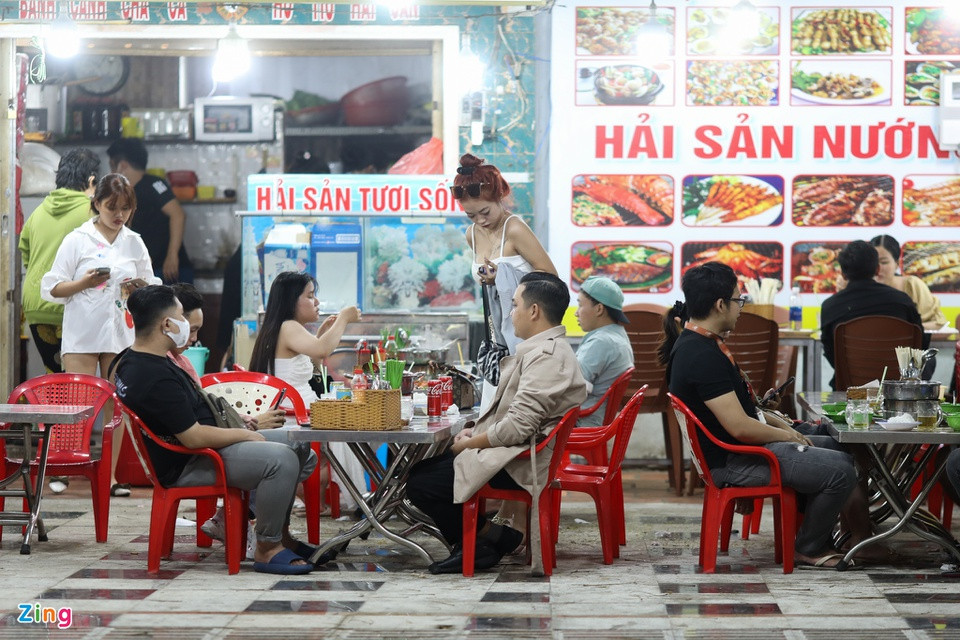 Gần 22h, nhiều quán ăn trên đường Hoàng Hoa Thám vẫn còn rất đông thực khách. Đoạn đường này nổi tiếng với món đặc sản lẩu cá đuối được nhiều người ưa chuộng, giá cả dao động 150.000-200.000 đồng/nồi.