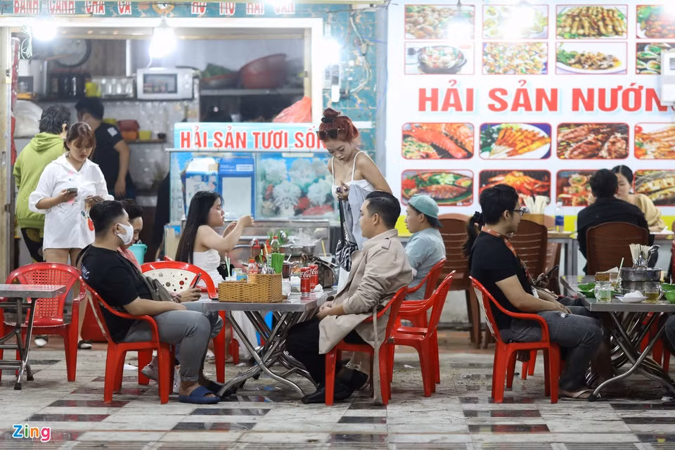 Gần 22h, nhiều quán ăn trên đường Hoàng Hoa Thám vẫn còn rất đông thực khách. Đoạn đường này nổi tiếng với món đặc sản lẩu cá đuối được nhiều người ưa chuộng, giá cả dao động 150.000-200.000 đồng/nồi.