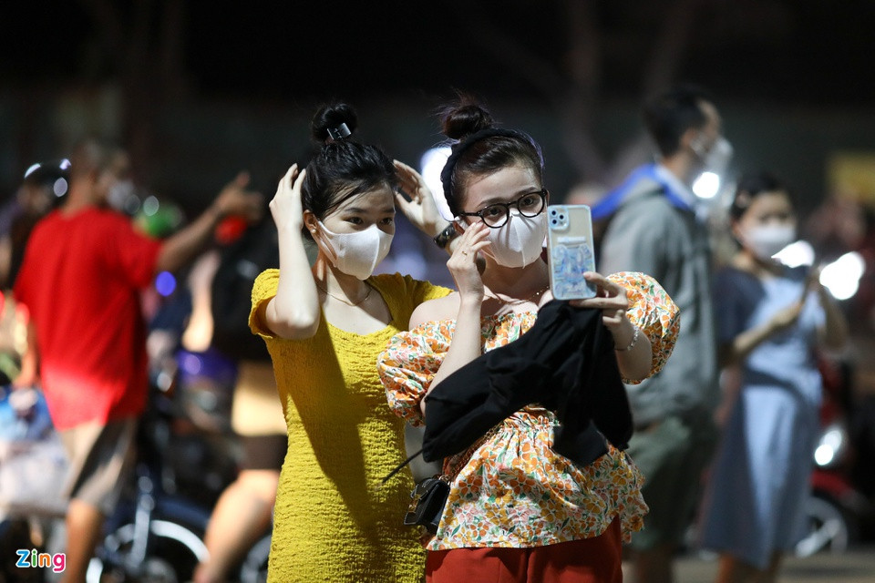 "Do kỳ nghỉ lễ Tết Dương lịch khá ngắn, tôi lựa chọn Vũng Tàu làm địa điểm du lịch vào thời gian này. Năm nay, giá cả đồ ăn và thuê khách sạn cũng không tăng giá quá nhiều so với ngày thường nên tôi rất hài lòng", chị Cẩm Tuyên (du khách Bình Dương) cho biết.