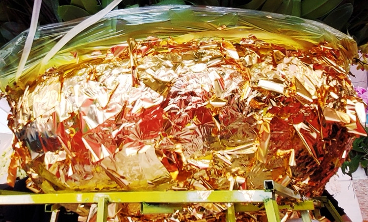 Để ghép được chậu lan hồ điệp siêu khủng này, cách đây 3 tháng, nhà vườn đã đặt riêng một chiếc chậu có đường kính 1,5 mét, bên ngoài được khảm trai vẩy rồng để ghép lan. Tính riêng giá của chậu đã lên tới 60 triệu đồng.