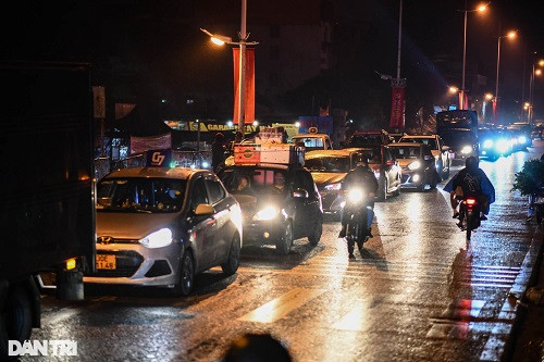 Lượng người và xe đổ về khu vực chợ Quảng An vào buổi đêm khá đông dẫn tới tình trạng ùn tắc kéo dài tại đoạn đê trước cổng chợ. Thậm chí hướng từ chợ vào trung tâm thành phố từng hàng xe nối đuôi nhau kéo dài gần một cây số.