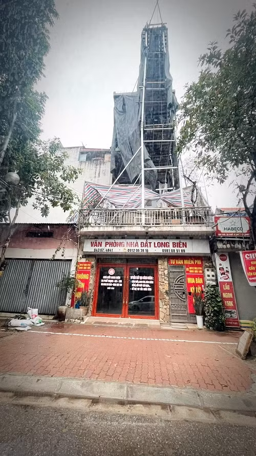 Cong trinh bi to vi pham TTXD duoc “hop thuc hoa”: Chu tich phuong Long Bien noi gi?