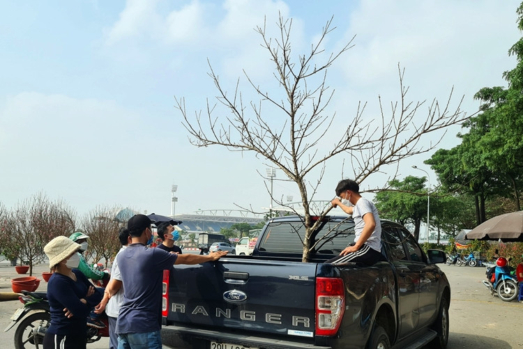 Do tình hình dịch bệnh phức tạp, kinh tế khó khăn nên nhiều tiểu thương sẵn sàng “đại hạ giá” khi có khách mua.