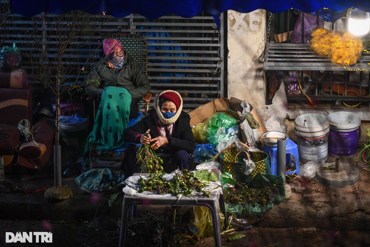 Những mặt hàng phục vụ cho cúng lễ như trầu, cau cũng được bày bán tại chợ hoa Quảng An. Sau 4h sáng, chợ vãn dần và kết thúc phiên chợ hoa đêm Quảng An cuối cùng năm Tân Sửu.