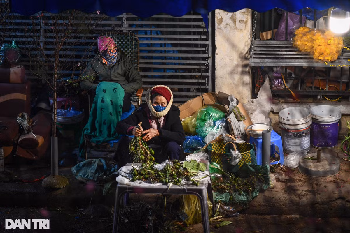 Những mặt hàng phục vụ cho cúng lễ như trầu, cau cũng được bày bán tại chợ hoa Quảng An. Sau 4h sáng, chợ vãn dần và kết thúc phiên chợ hoa đêm Quảng An cuối cùng năm Tân Sửu.