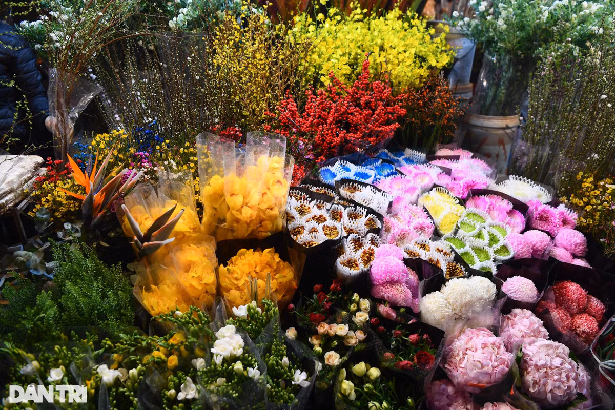 Rất nhiều loại hoa với đa dạng màu sắc được bày bán tại khu chợ hoa đầu mối lớn nhất Hà Nội.