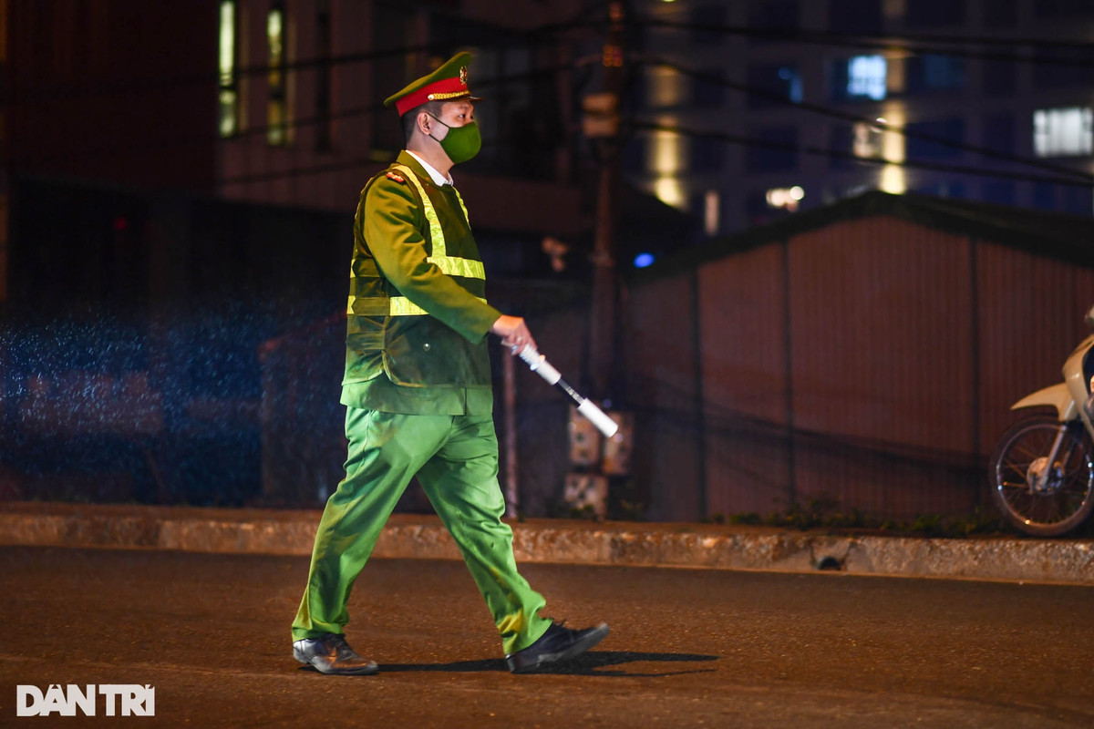 Công an phường đã có mặt để hướng dẫn phân luồng, giảm thiểu ùn tắc, tuy nhiên chưa có dấu hiệu đường thông thoáng để xe cộ đi lại dễ dàng.