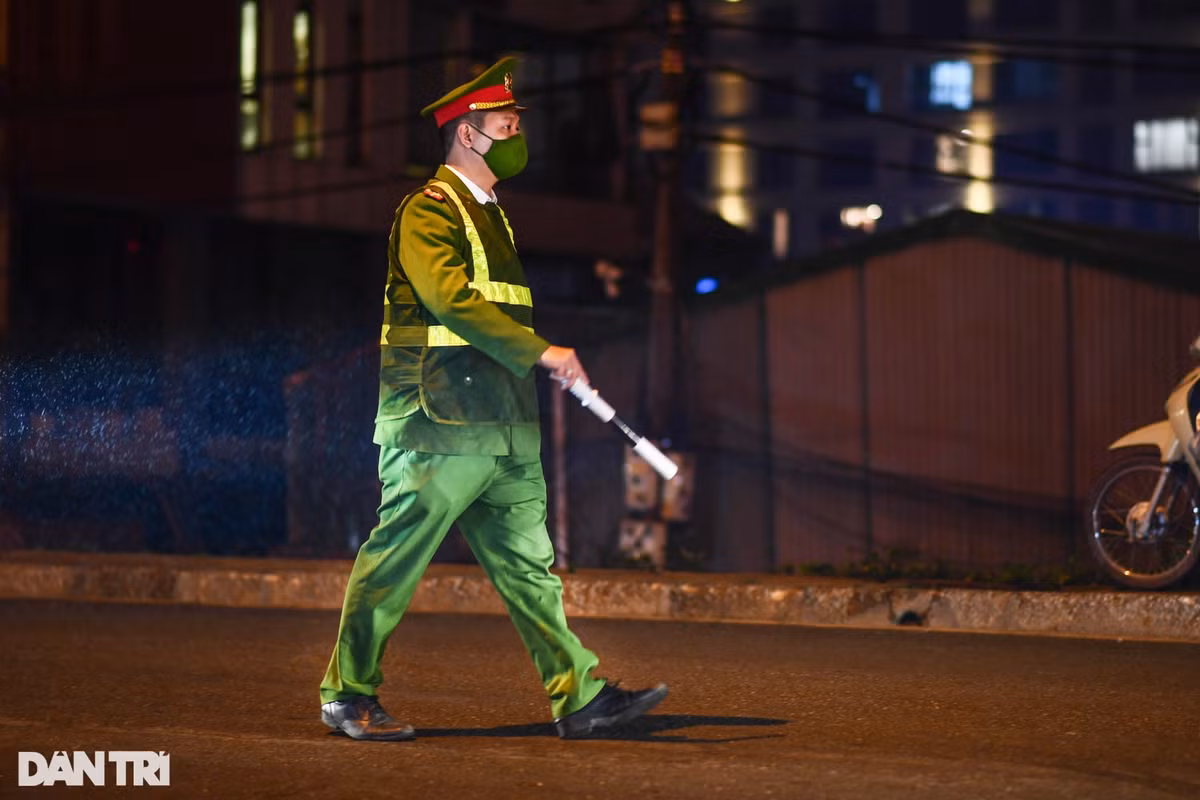 Công an phường đã có mặt để hướng dẫn phân luồng, giảm thiểu ùn tắc, tuy nhiên chưa có dấu hiệu đường thông thoáng để xe cộ đi lại dễ dàng.