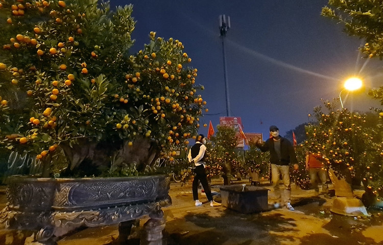 Thỉnh thoảng mới có khách đến tham quan, mua sắm.