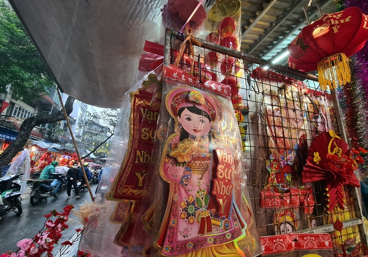 Mặt hàng trang trí dịp Tết luôn rực rỡ, đa dạng, với nhiều kích cỡ để khách hàng lựa chọn.