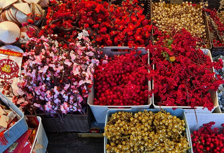 Các mặt hàng như cành đào giả, cành nho giả,…được bán khoảng 20 nghìn đồng/cành.