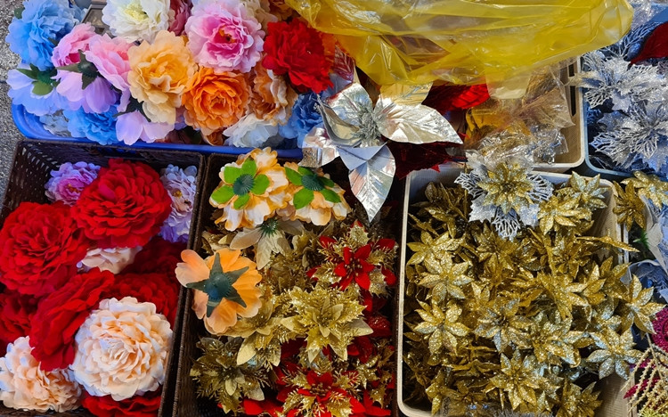 Đối với những cánh hoa giả đủ màu sắc, kích thước được bán với giá từ 5-20 nghìn đồng/bông.