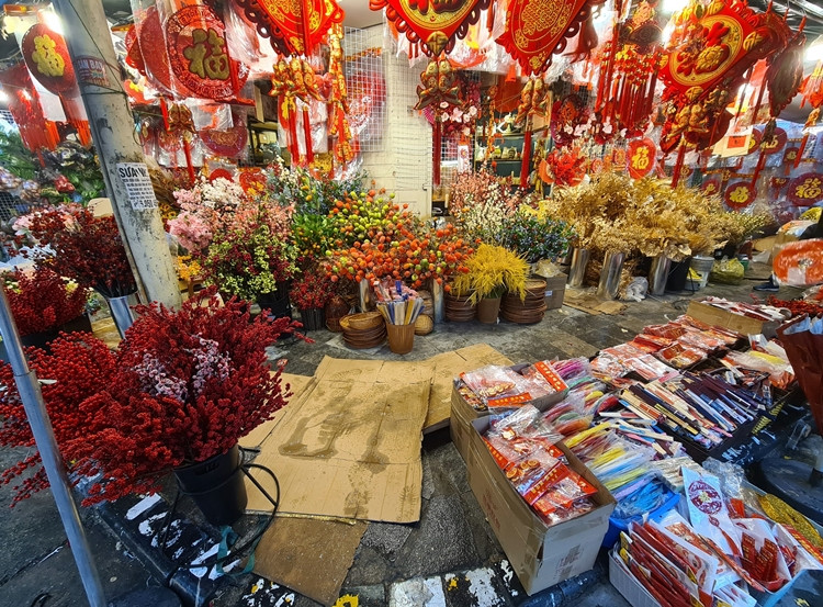 Đủ các mặt hàng trang trí Tết cổ truyền được bày bán ở phố Hàng Mã.