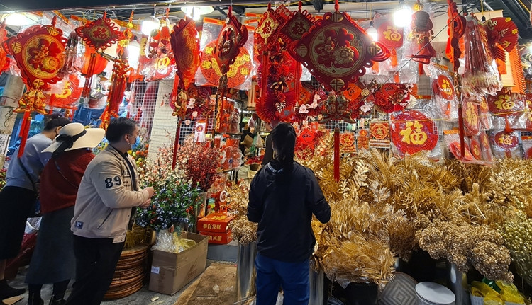 Những dây liễn trang trí Tết cỡ lớn được bán tại đây có giá giao động khoảng 600 nghìn đồng.