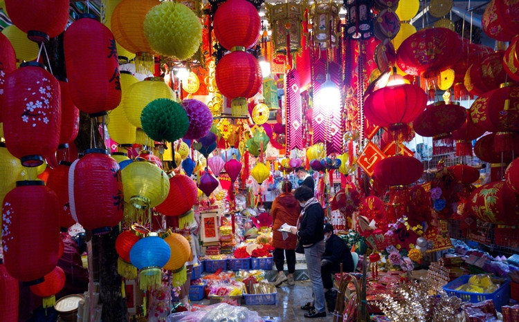 Mọi người có thể tham quan, chiêm ngưỡng và chọn mua những món đồ trang trí Tết ở phố Hàng Mã vô cùng đẹp mắt, lộng lẫy sắc màu.