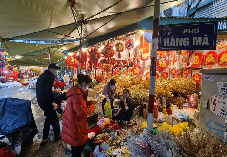 Khách hàng thoải mái lựa chọn đồ trang trí Tết.