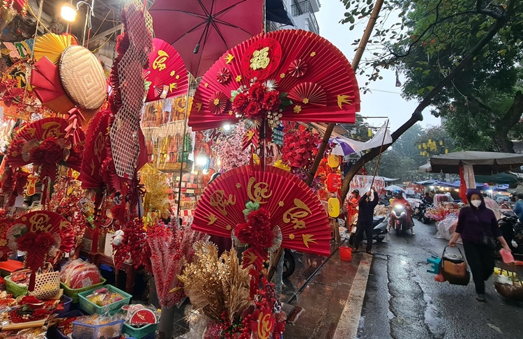 Đến phố Hàng Mã những ngày này ngập tràn sắc đỏ của đồ trang trí tạo nên bầu không khí ấm cúng Tết đến xuân về.