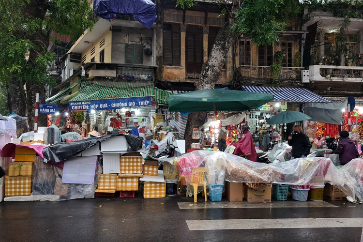 Tuy nhiên, xuất hiện tình trạng một vài cửa hàng “chiếm dụng” lòng đường để bày bán đồ trang trí Tết, gây cản trở giao thông.