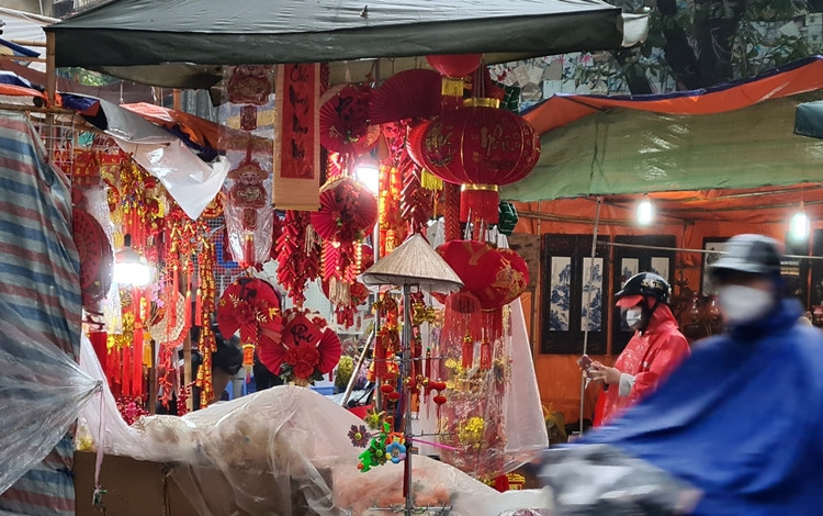 Các gian hàng bày bán đồ trang trí Tết đa dạng với đủ kiểu dáng, màu sắc rực rỡ sắc đỏ vàng cho khách hàng lựa chọn.