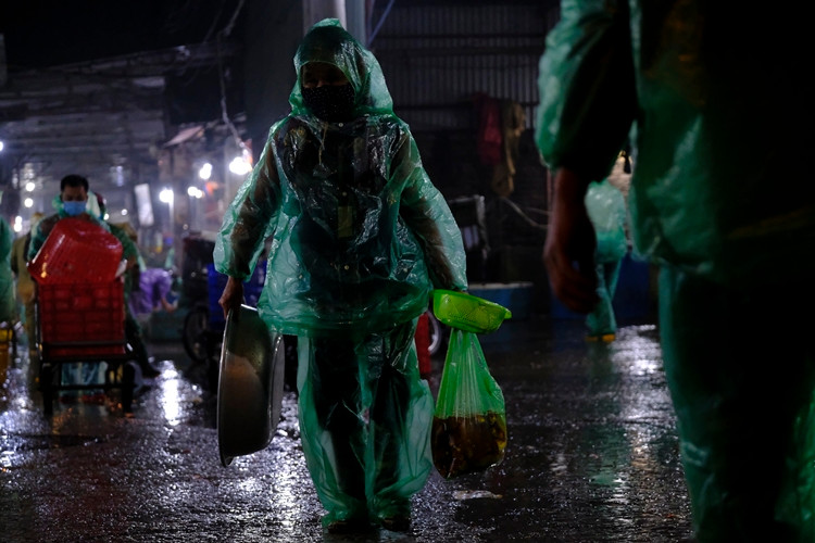 Các tiểu thương cho biết thêm, do ảnh hưởng của dịch bệnh nên số lượng cá chép năm nay ít hơn so với mọi năm.