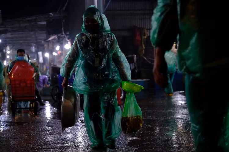 Các tiểu thương cho biết thêm, do ảnh hưởng của dịch bệnh nên số lượng cá chép năm nay ít hơn so với mọi năm.