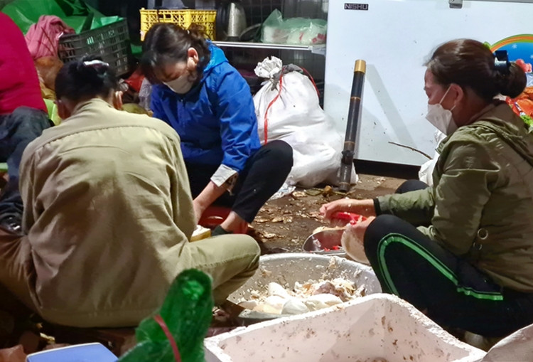 Sau khi dừa được gọt vỏ sẽ được chắt lấy nước. Nước dừa được bán với giá 20.000 đồng/lít.