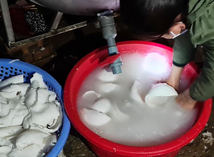 Cùi dừa được rửa sạch sẽ trước khi nạo và bán cho khách hàng.