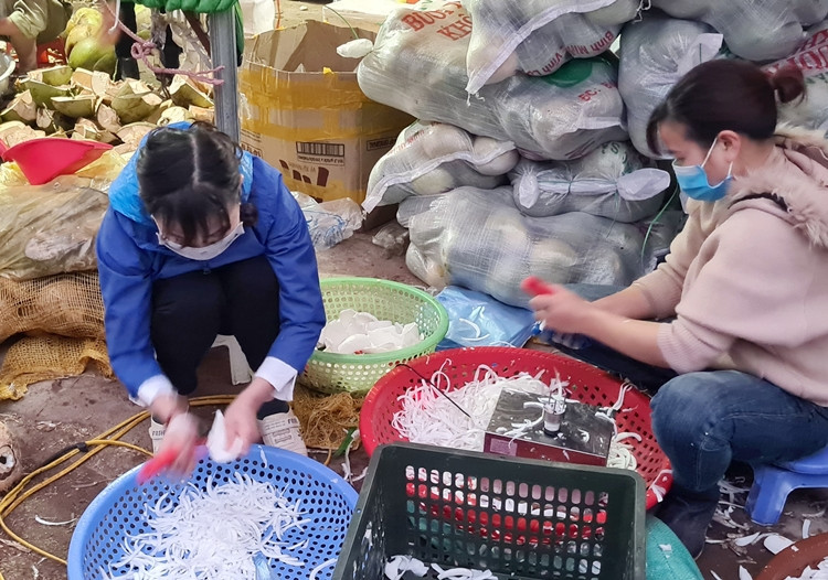 Có khách hàng mua cùi dừa nạo sẵn, có người thích mua cùi dừa nguyên quả về tự cắt, nạo theo ý mình.