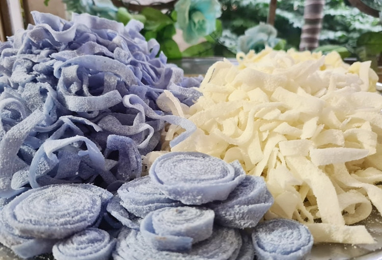 Nhiều người cho rằng, việc tự làm mứt Tết tuy có mất công nhưng đổi lại cảm thấy an tâm hơn vì không sử dụng thuốc, hóa chất độc hại.