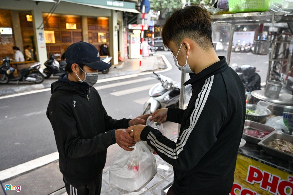 "Tuy đã được ăn tại chỗ nhưng tôi thấy có vẻ mọi người vẫn còn e ngại. Từ nãy đến giờ đã đón khoảng 5-6 lượt khách nhưng họ hầu hết chỉ mua mang về", anh Quyết nhân viên quán ăn trên phố Cầu Gỗ, phường Hàng Bạc nhận định.