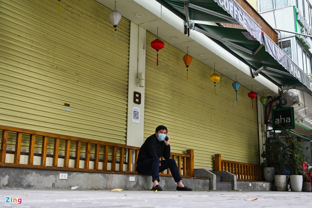 Một cửa hàng đồ uống nằm trên phố Hai Bà Trưng, khu vực thuộc phường Tràng Tiền vẫn chưa hoạt động trở lại. Nơi đây trở thành chỗ nghỉ chân của người dân.