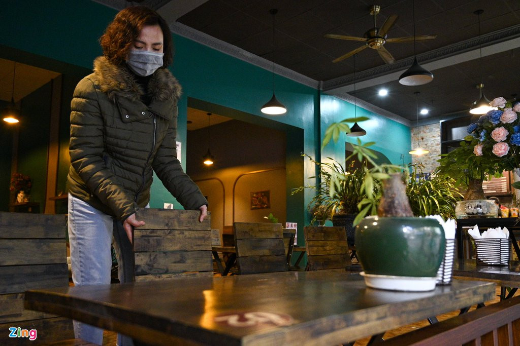 Chị Xuân (40 tuổi), chủ cửa hàng cho biết tổng chi phí duy trì hơn một trăm triệu đồng mỗi tháng. Đối mặt với ảnh hưởng nặng nề của dịch bệnh, chị cho biết nhiều lúc rơi vào thế tiến thoái lưỡng nan. "Cũng mong dịch bệnh sớm qua đi, nếu cứ dai dẳng thế này không biết liệu còn duy trì được không", chị nói.