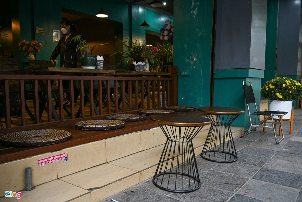 Một cửa hàng đồ uống nằm trên con phố Trần Hưng Đạo, phường Trần Hưng Đạo cũng đối mặt với tình trạng vắng vẻ trong ngày mở bán trở lại. Trước đây, các cửa hàng quanh khu vực này thường nhộn nhịp, lượng khách chủ yếu là dân văn phòng.