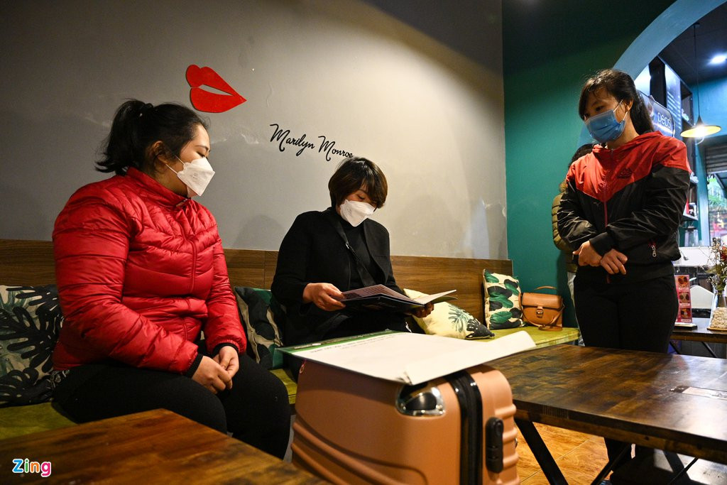 Cửa hàng của chị Xuân rộng khoảng 100 m2 với sức chứa 20 bàn. Tuy nhiên sau 4 tiếng mở bán, mới chỉ đón được 4 khách.