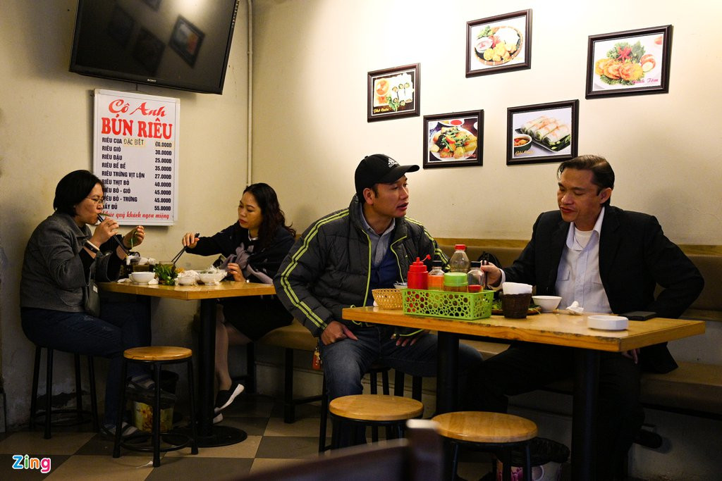 Cửa hàng của anh Phương là một trong số ít những quán mở bán và có khách sau khi mở. Tuy nhiên, anh cho biết lượng khách chỉ bằng 1/3 so với thời điểm trước.